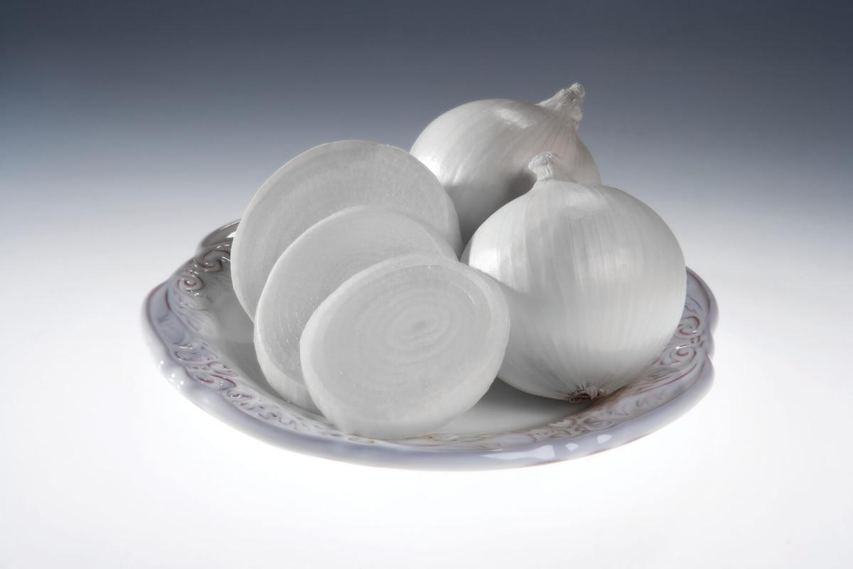 Brundage Crookham Onion Seed bulbs on plate Crookham Onion Brundage